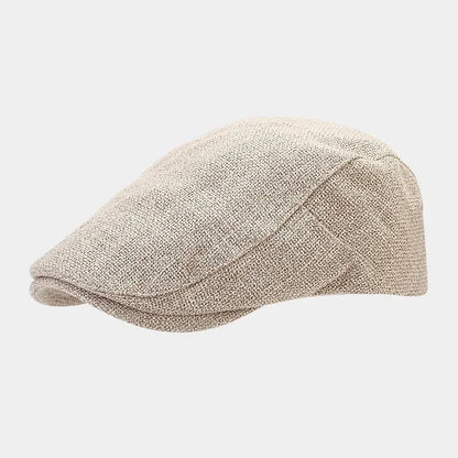Béret noir en tissu épais, posé sur un banc en bois