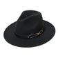 Chapeau Fedora avec ombre portée sur un mur blanc