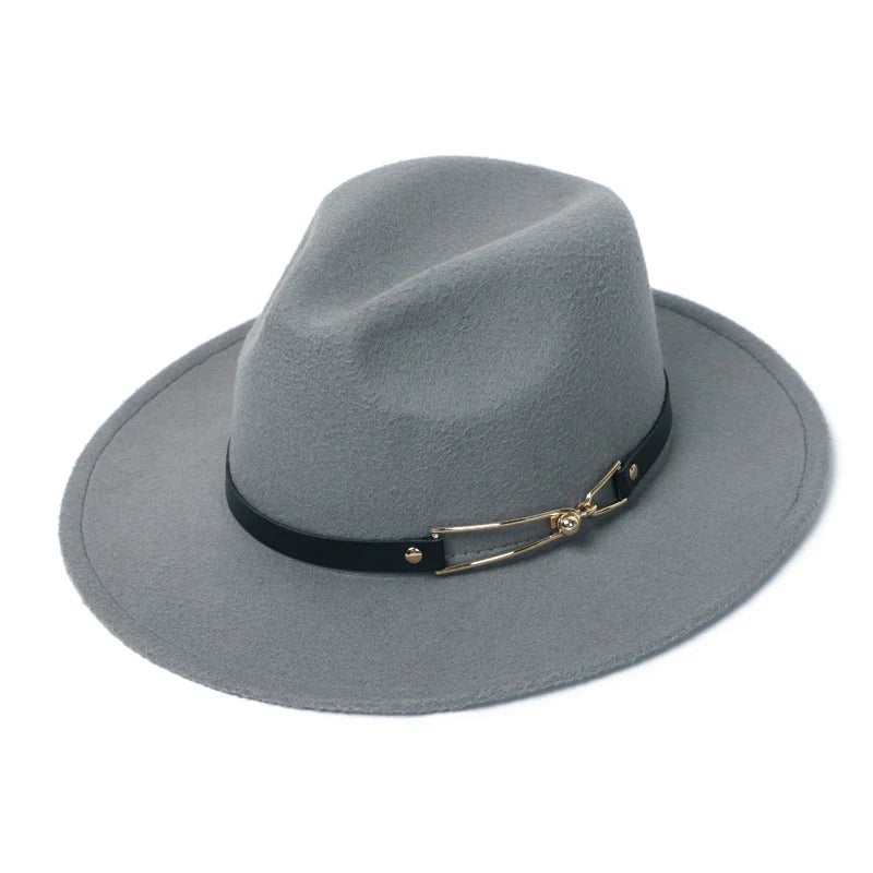 Chapeau Fedora en laine sur fond clair minimaliste