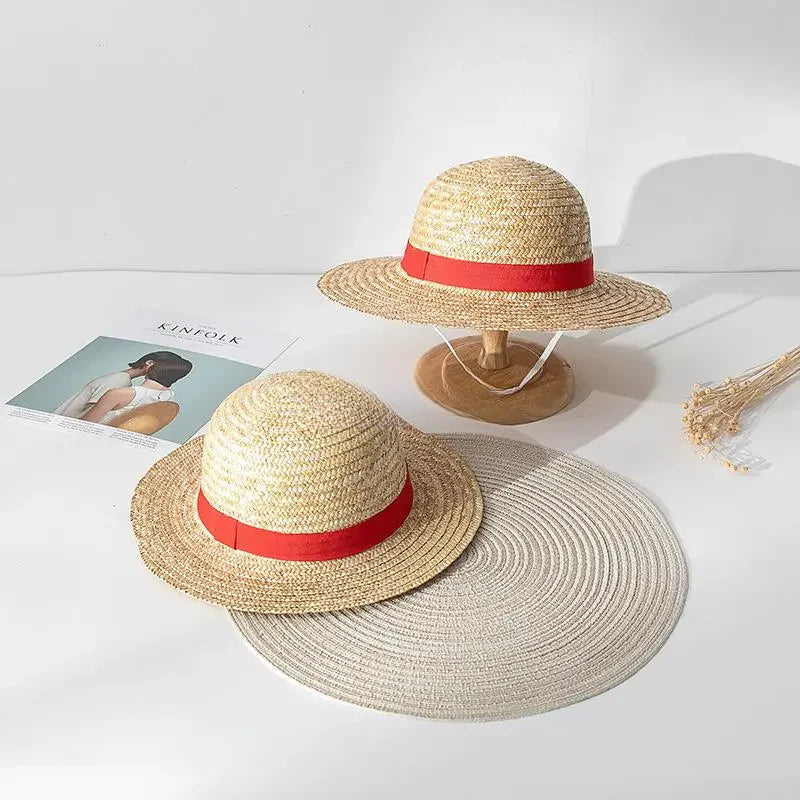 Chapeau de paille sur fond de ciel bleu clair