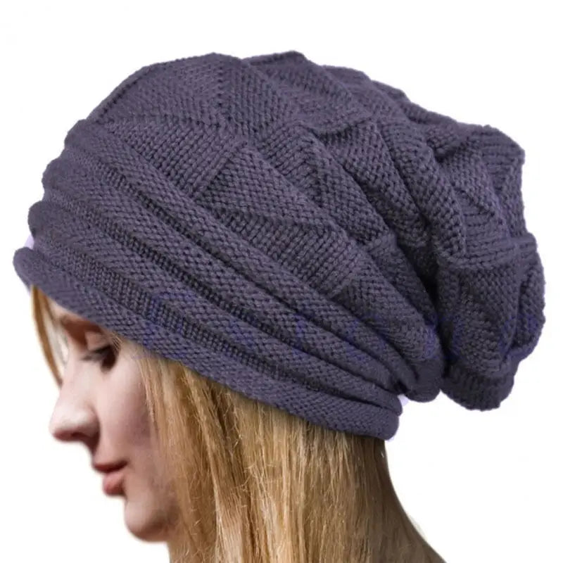 Bonnet en maille torsadée avec motif géométrique