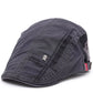 Homme assis portant un béret, style urbain chic