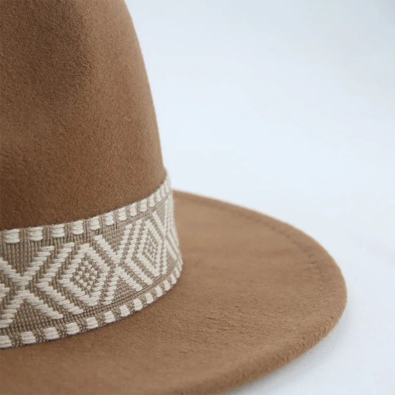 Chapeau fedora beige avec ombre portée au sol