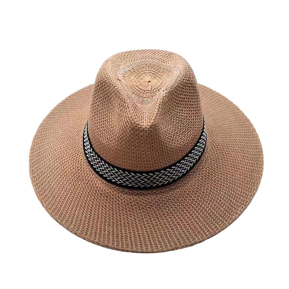 Homme portant un chapeau Panama dans un parc