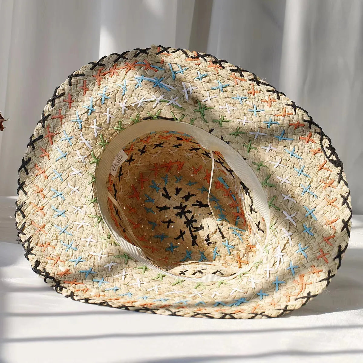 Détail des broderies sur paille tressée aérée