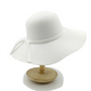 Vue latérale d'un chapeau Fedora beige sur mannequin