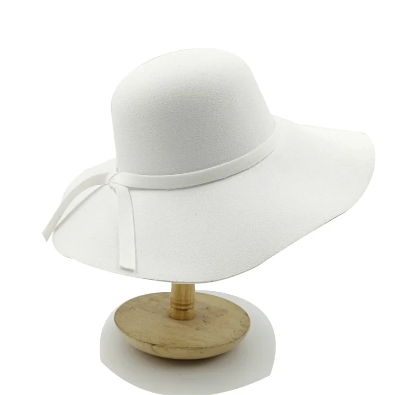 Vue latérale d'un chapeau Fedora beige sur mannequin