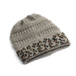 Bonnet léopard sur fond neutre, texture visible