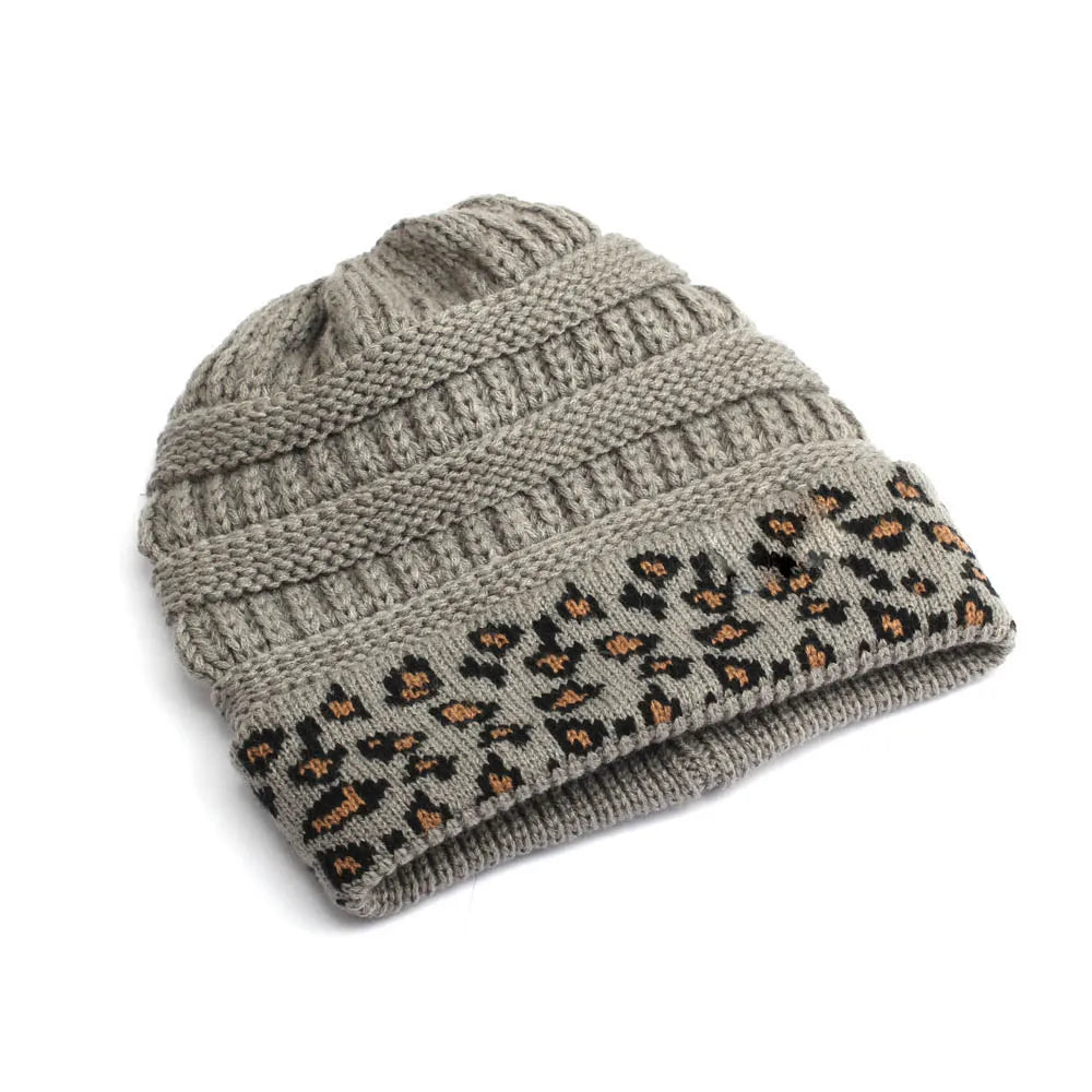 Bonnet léopard sur fond neutre, texture visible