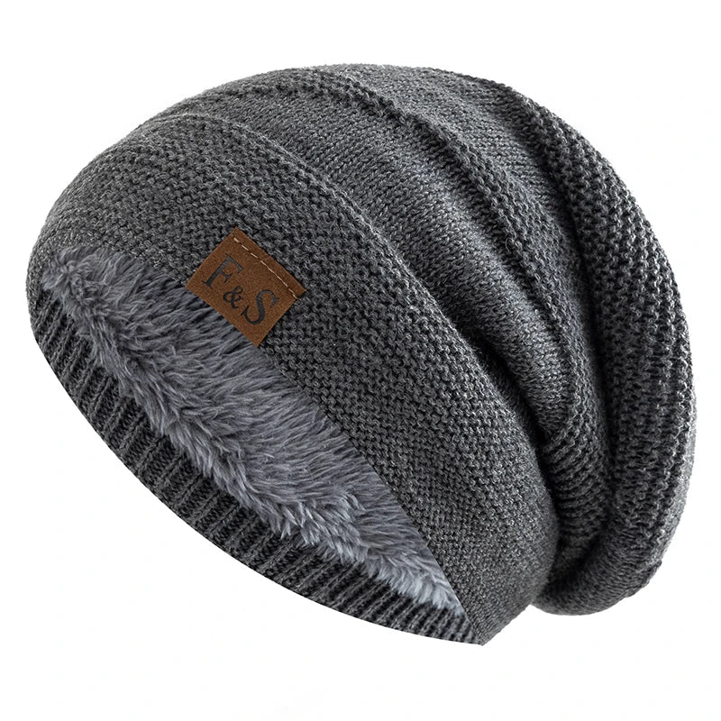 Détail du bord côtelé d'un bonnet noir