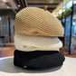 Vue latérale d'un béret féminin léger et raffiné