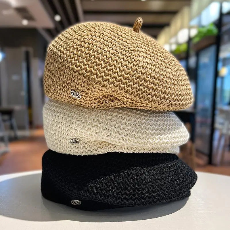 Vue latérale d'un béret féminin léger et raffiné
