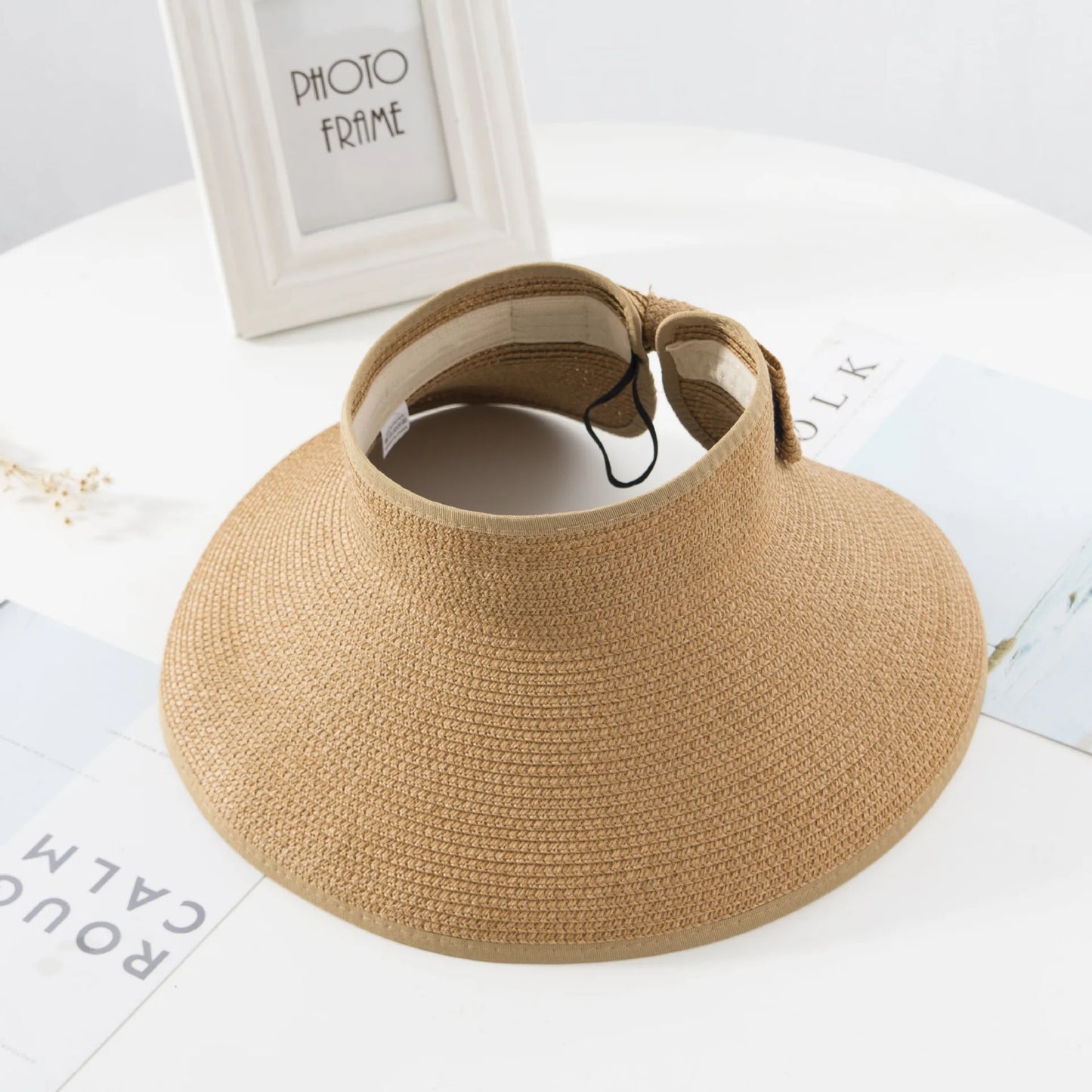 Chapeau de paille dans une valise ouverte