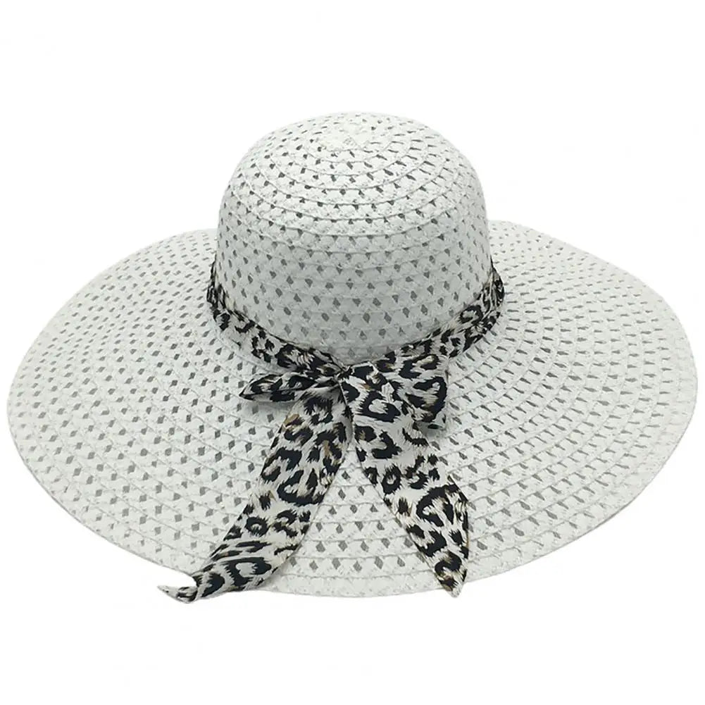 Chapeau de paille sur mannequin, lumière naturelle