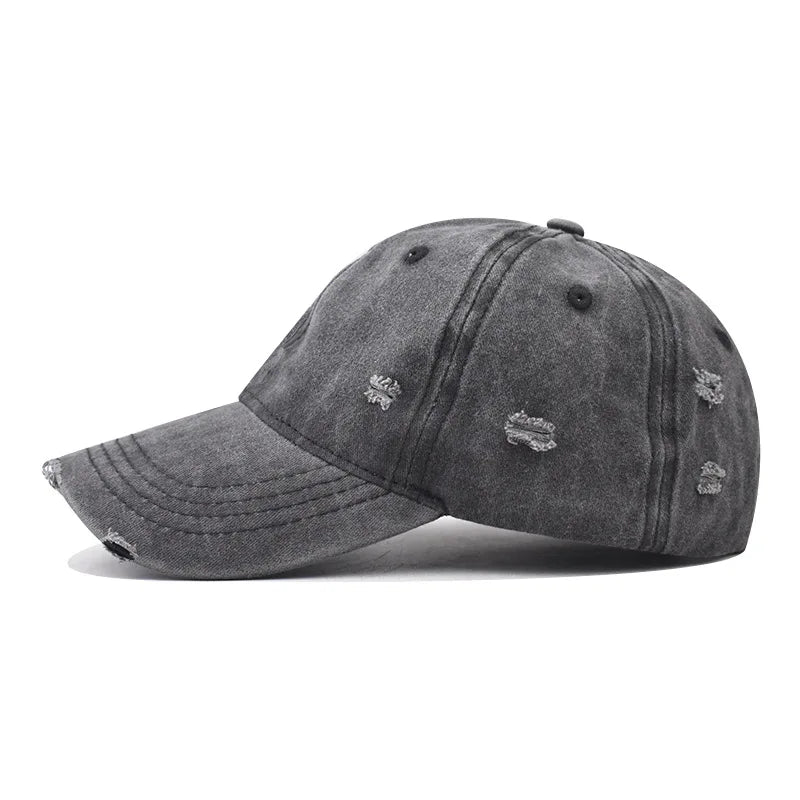 Vue latérale d'une casquette ajustable en tissu délavé