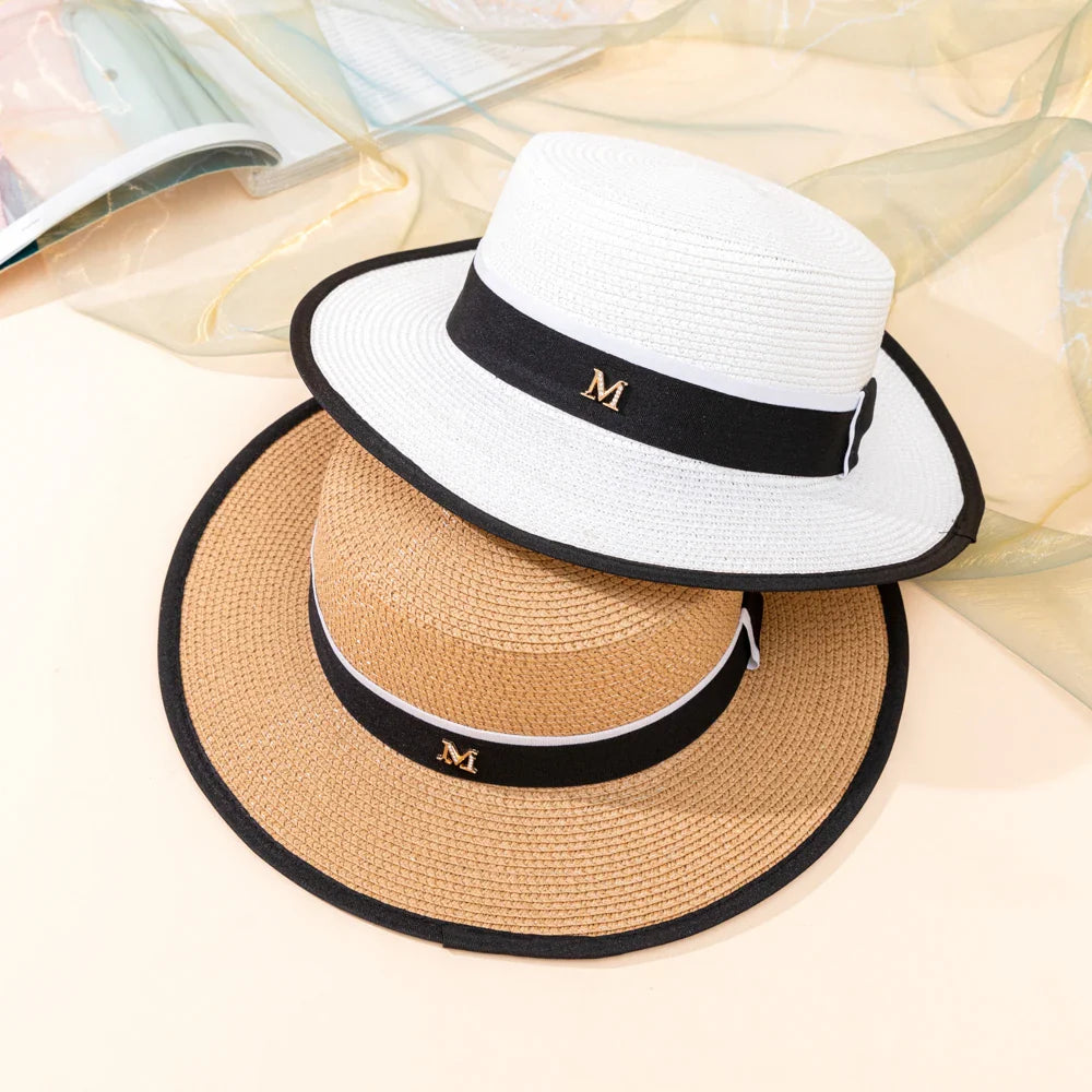Chapeau Panama sur fond de plage ensoleillée