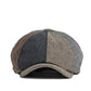 Casquette rétro-chic posée sur une table