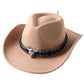 Chapeau cowboy posé sur une table en bois