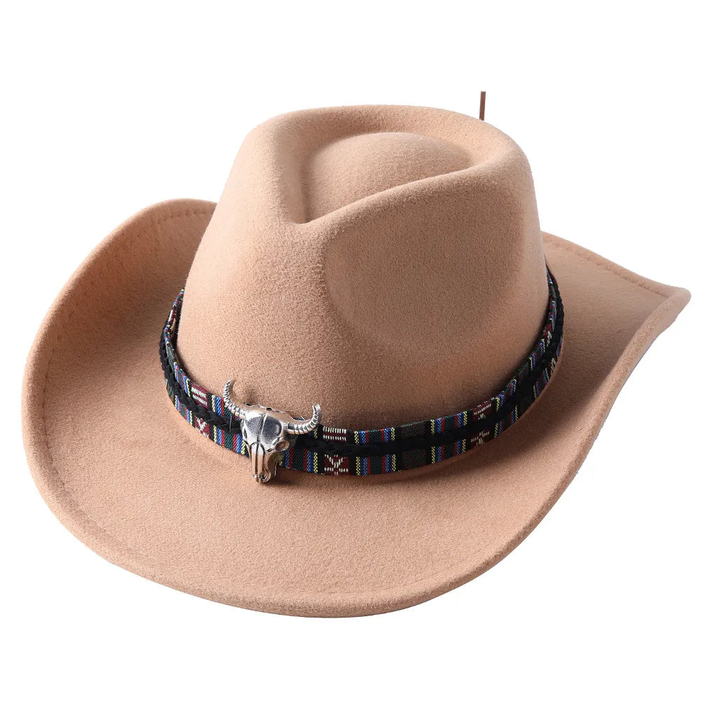 Chapeau cowboy posé sur une table en bois