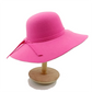 Détail du ruban noir d'un chapeau Fedora élégant