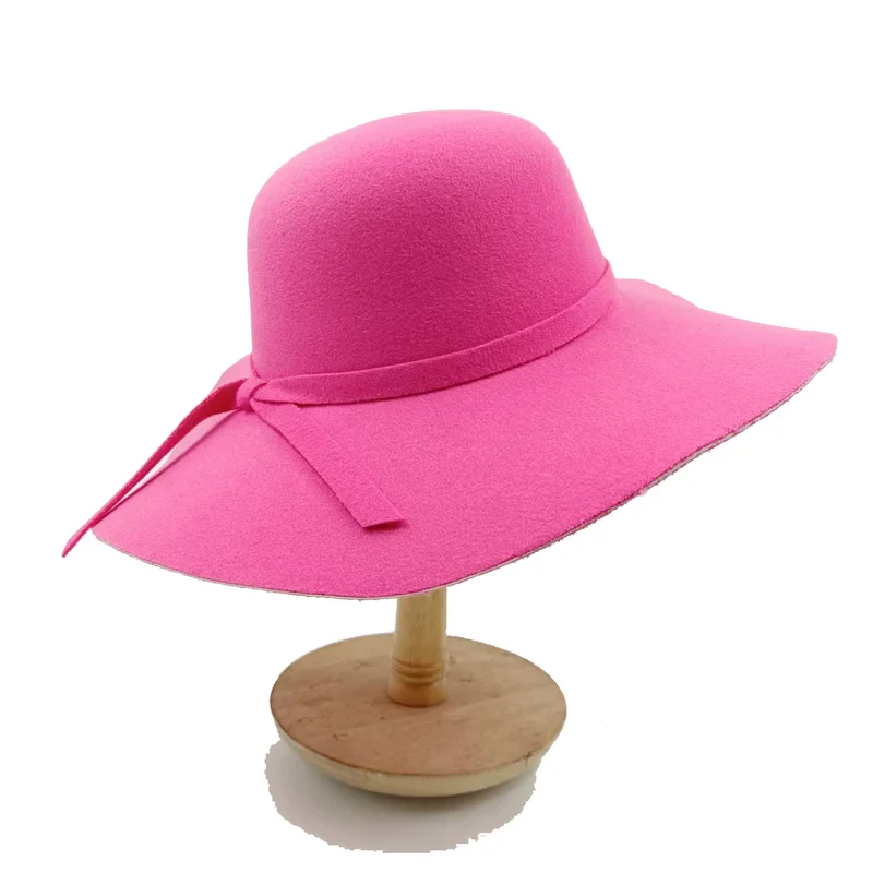 Détail du ruban noir d'un chapeau Fedora élégant