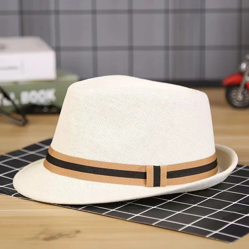 Chapeau Panama posé sur une surface en bois clair