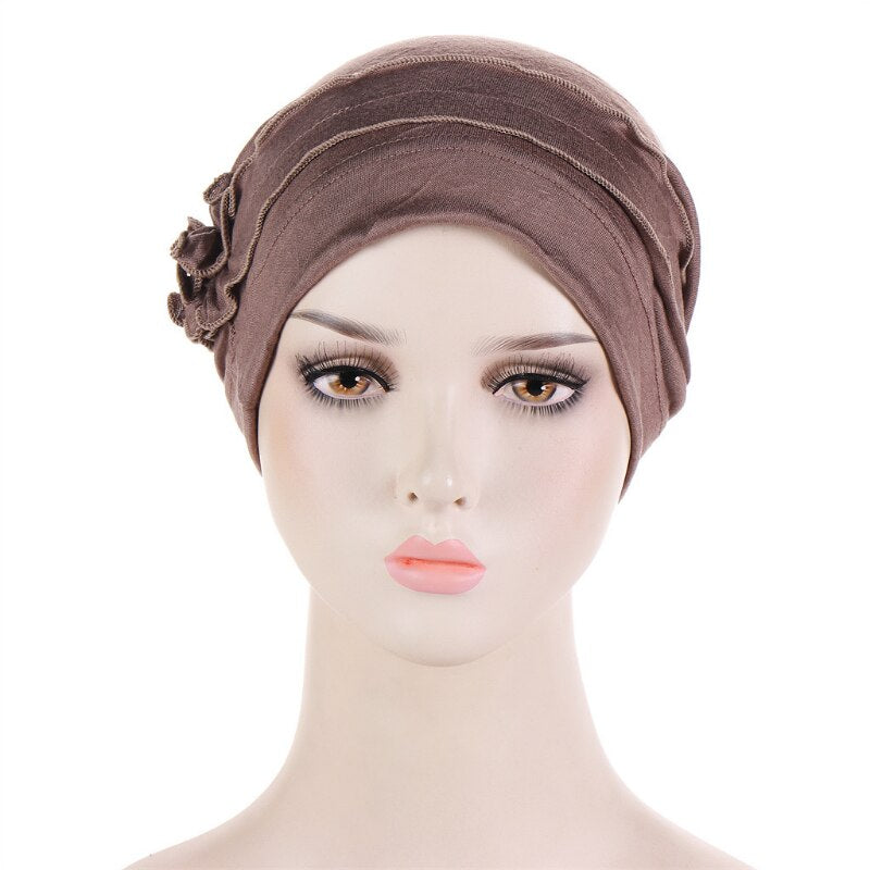 Gros plan sur la texture douce du bonnet marron
