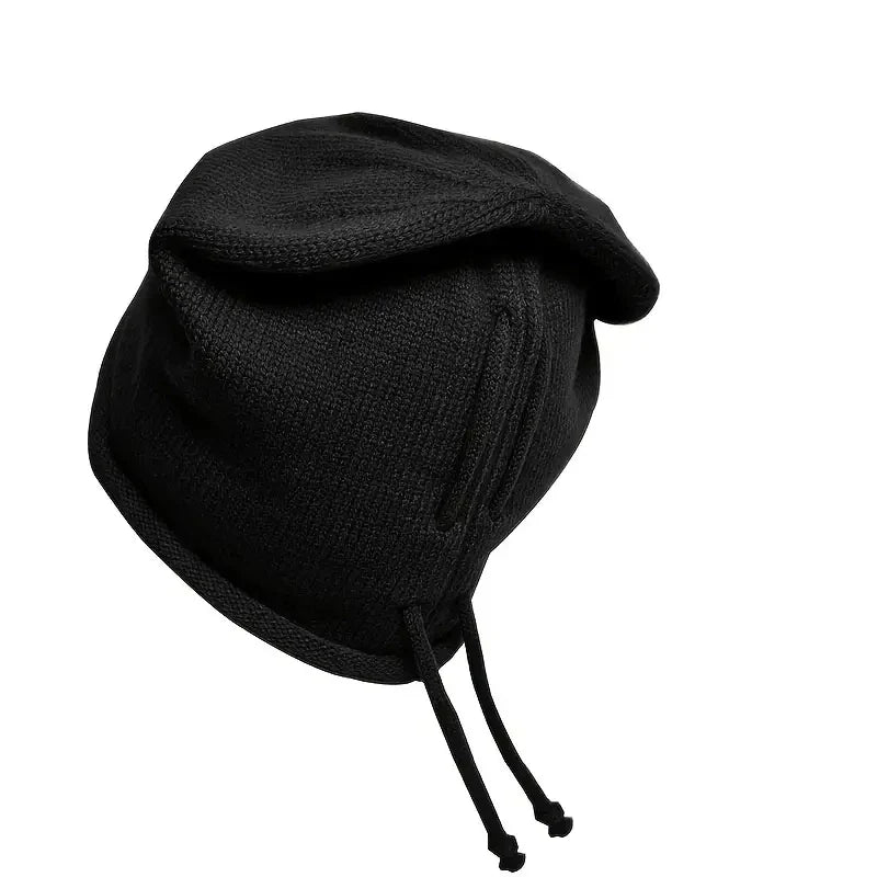 Femme souriante portant un bonnet chaud en extérieur