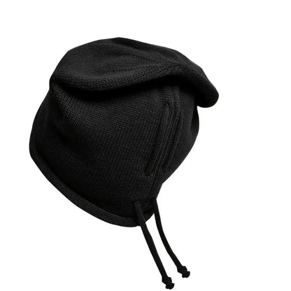 Femme souriante portant un bonnet chaud en extérieur