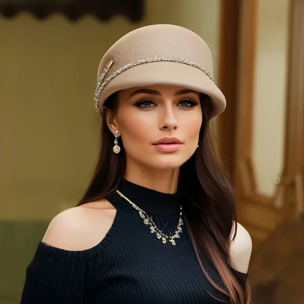 Chapeau cloche chic en feutre beige avec ruban noir