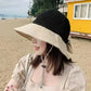 Profil d'une femme avec chapeau de paille, ciel bleu en arrière-plan