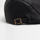 Béret en cuir porté avec une tenue décontractée