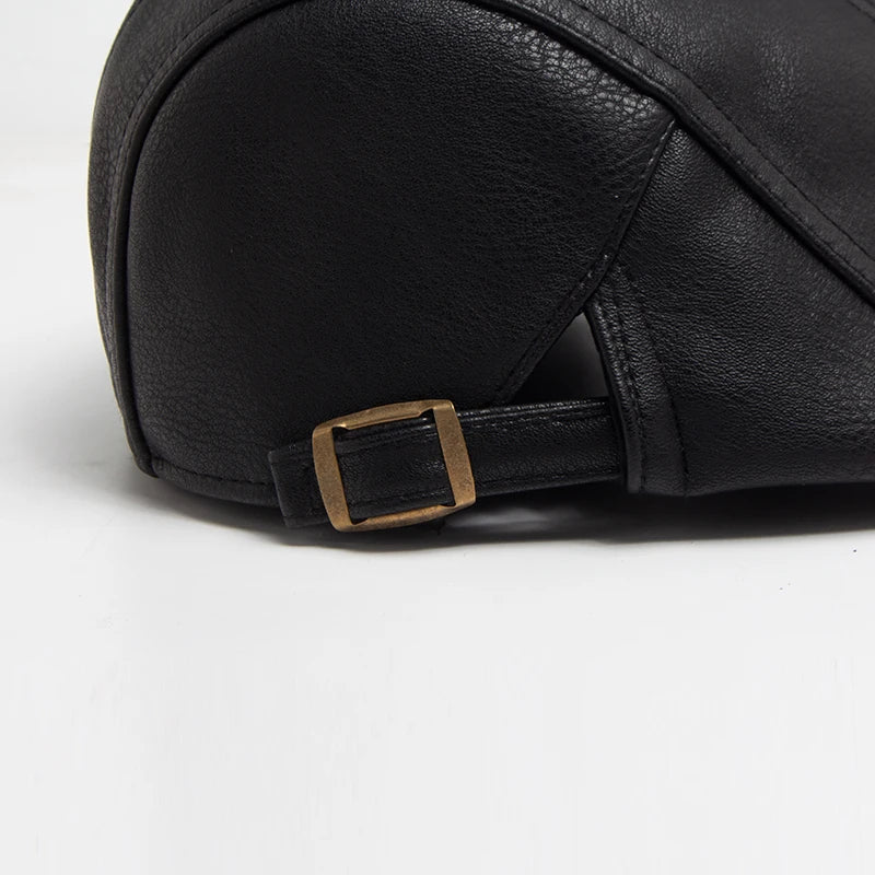 Béret en cuir porté avec une tenue décontractée