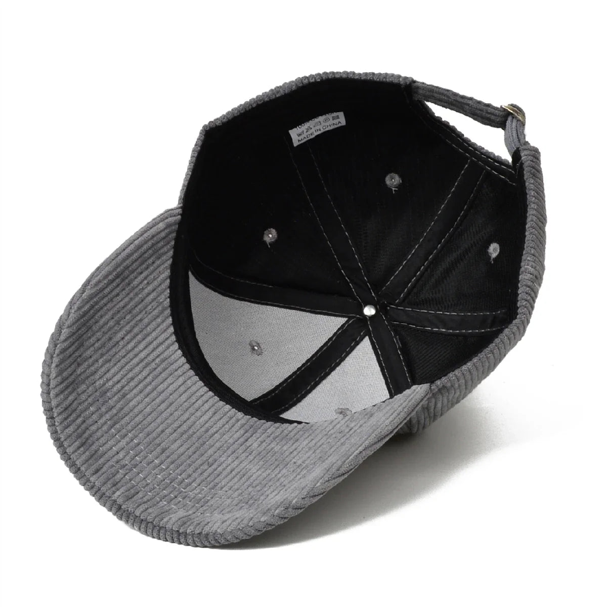 Casquette avec fermeture ajustable à l'arrière
