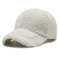 Casquette en polaire rouge posée sur une table en bois