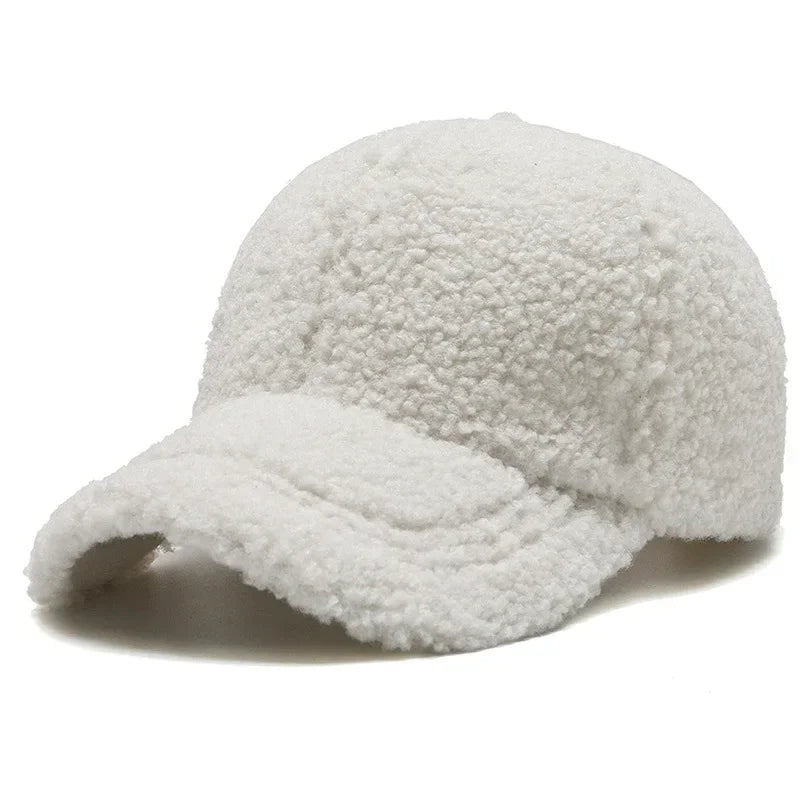 Casquette en polaire rouge posée sur une table en bois
