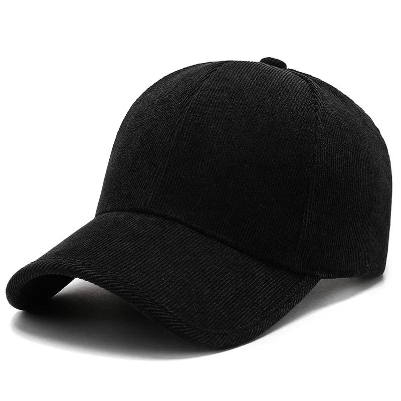 Casquette en velours côtelé vert, présentée sur un mannequin