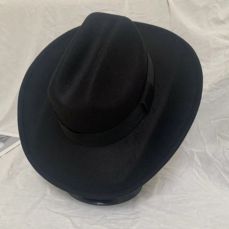 Chapeau cowboy posé sur une table en bois