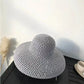 Gros plan sur le bord du chapeau de paille tressé