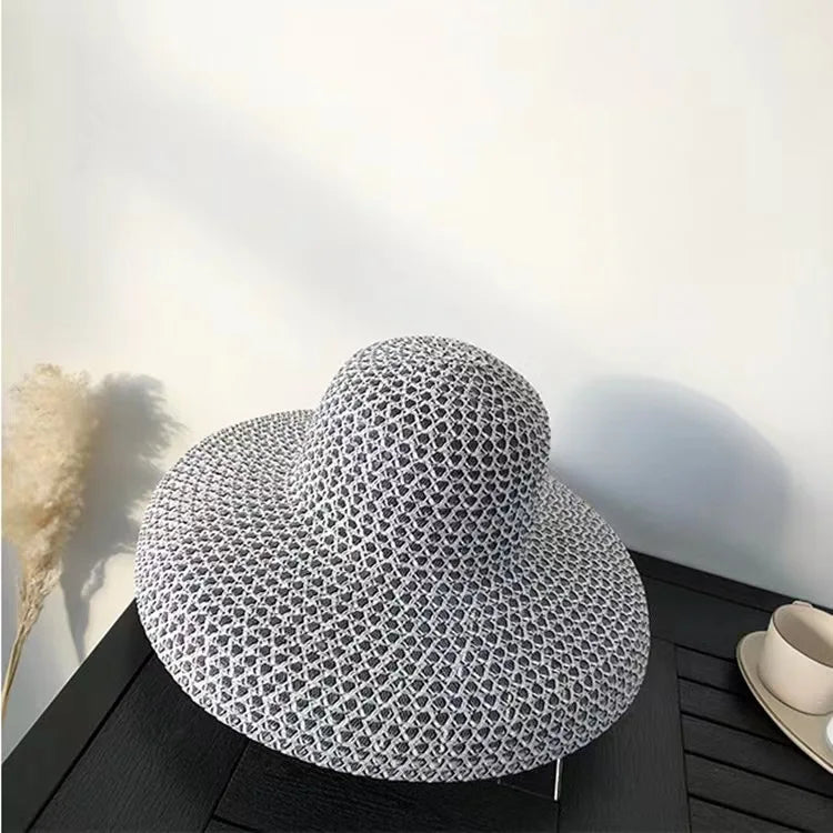 Gros plan sur le bord du chapeau de paille tressé