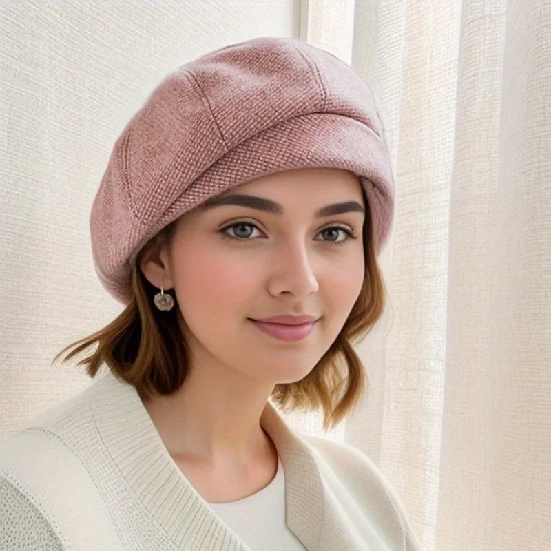 Vue latérale d'un béret élégant sur fond neutre