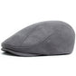 Béret en daim gris sur fond blanc minimaliste