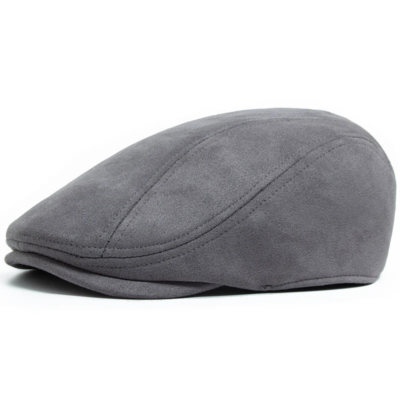 Béret en daim gris sur fond blanc minimaliste