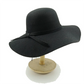Chapeau Fedora femme posé sur une table en bois