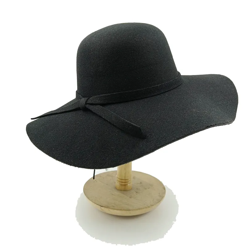 Chapeau Fedora femme posé sur une table en bois