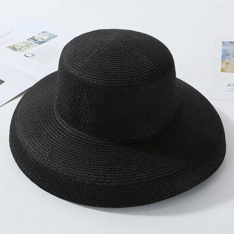 Gros plan sur le bord étendu du chapeau