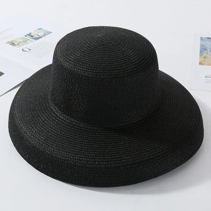 Gros plan sur le bord étendu du chapeau