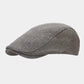 Béret noir sur une surface en marbre, ombre portée