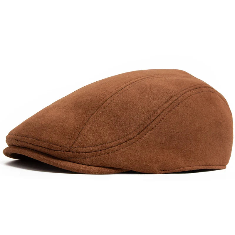 Béret en daim marron clair sur une étagère en bois