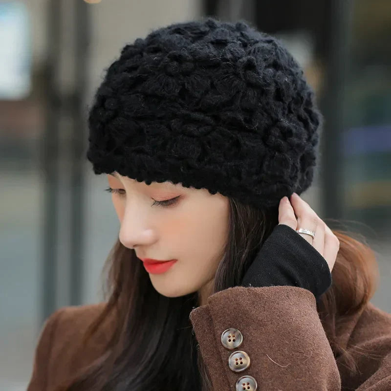 Vue rapprochée d'un bonnet crocheté avec fleurs délicates